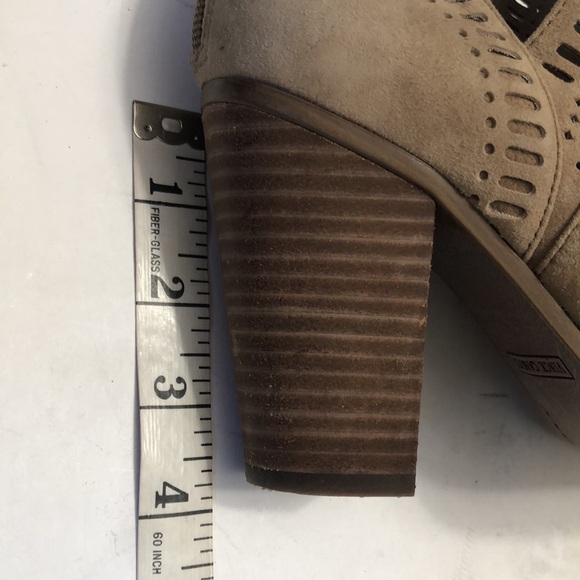 Vince Camuto Tan V-Sides Back Zip Block Heel Suede Ankle Boots 8M - Picture 16 of 16